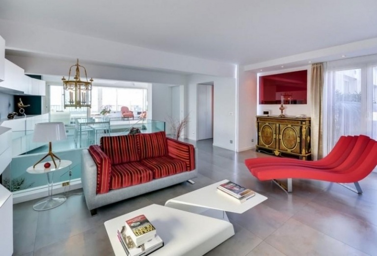 Design interior moderno - sofá-cinza-vermelho-otomano-espreguiçadeira-mesa de centro-piso-branco-mármore-cômoda-antiguidade