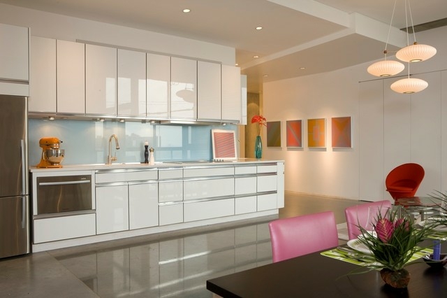 Cozinha azul claro parede traseira da cozinha, armários brancos sem puxadores