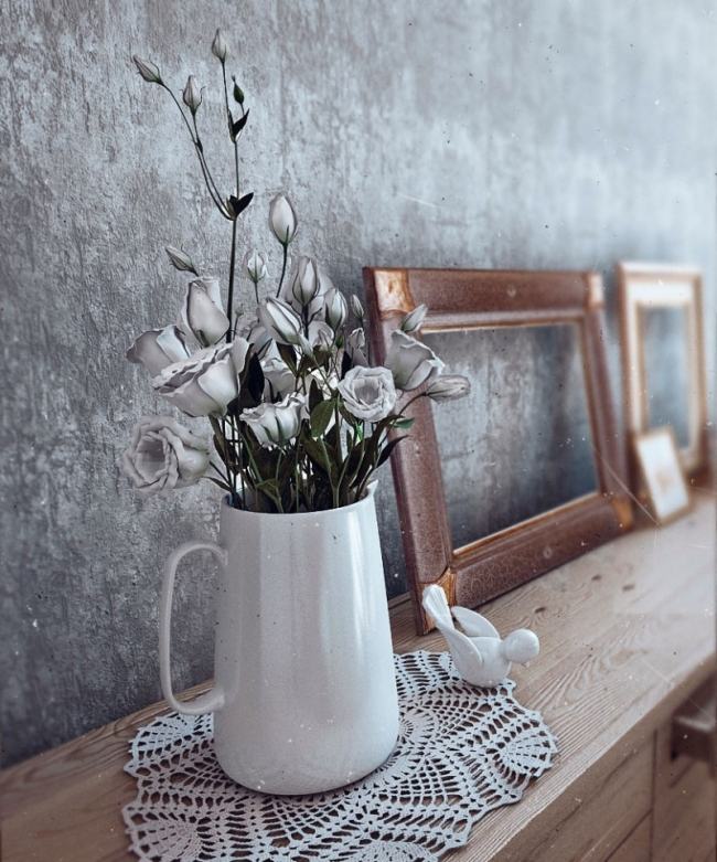 casa de campo moderna com rosas cinza e design minimalista