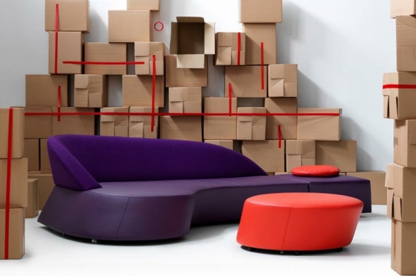 mobiliário com design elegante - sofá roxo e mesa vermelha