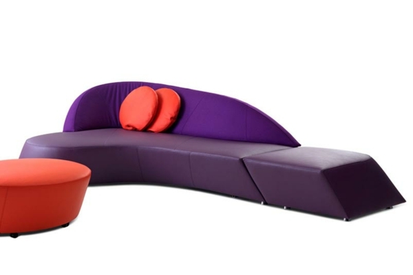 Mobiliário elegante - sofá roxo com almofadas vermelhas