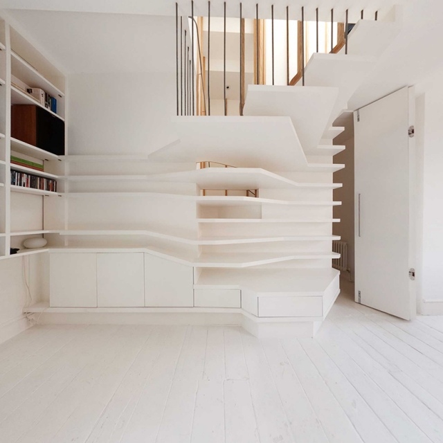 pequeno apartamento escada branca para móveis com prateleiras