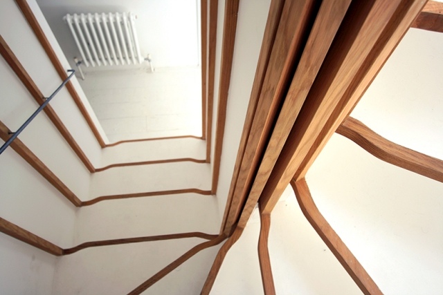 apartamento duplex moderno escadas de madeira atmosstudio