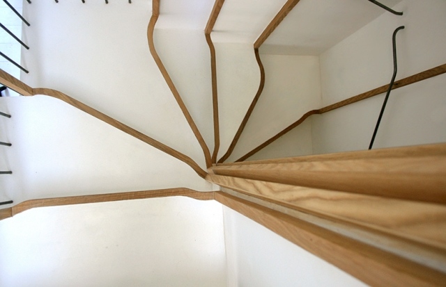 apartamento duplex quartos luminosos escadas madeira branco