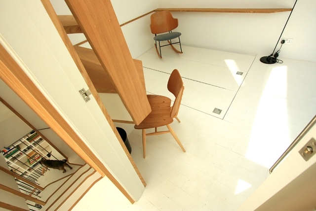 apartamento duplex pequeno quartos claros móveis de madeira