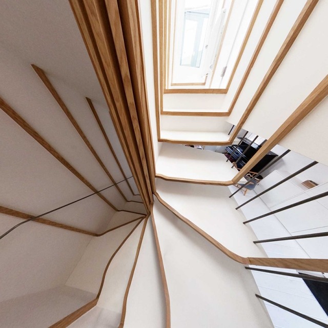 Moderno apartamento duplex com escadas com design de madeira branco