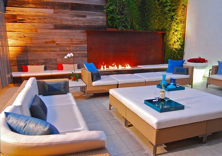 moderno-pátio-terraço-corten-aço-lareira-marrom-móveis de rattan