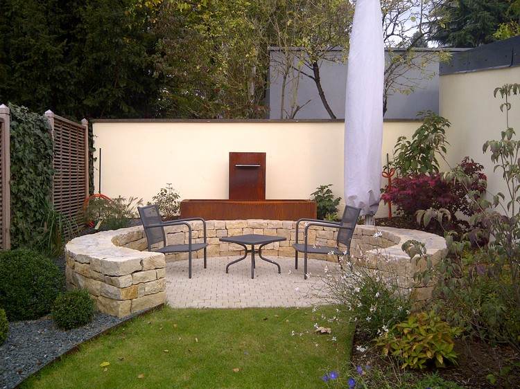 moderno-pátio-terraço-forma redonda-pedra natural-corten-fonte de aço