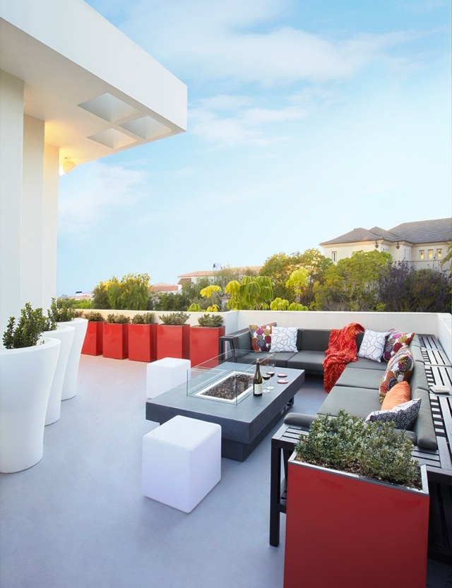 terraço moderno preto branco vermelho banheira de plantas