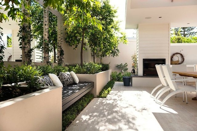 terraço branco jardim verde lareira moderna ao ar livre