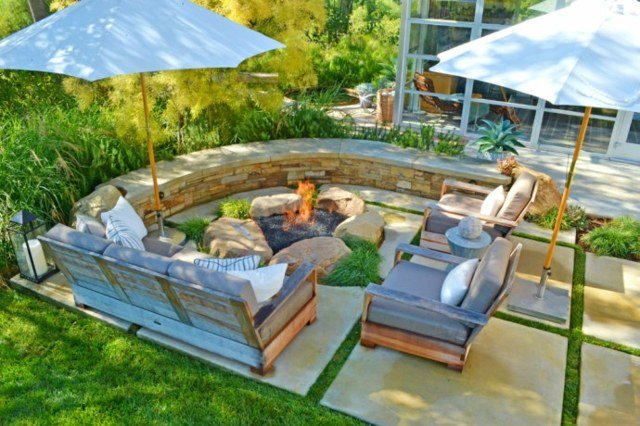 jardim sofá guarda-sol pedra design moderno