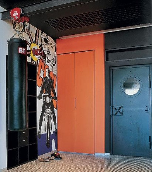 Penthouse com porta de entrada com motivos de super-heróis