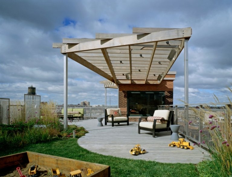 moderno-pérgula-estrutura de madeira-terraço-gramado