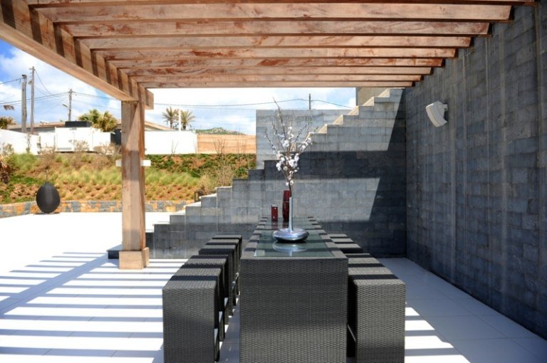 moderno-pérgula-móveis de vime-terraço de concreto-parede de pedra natural