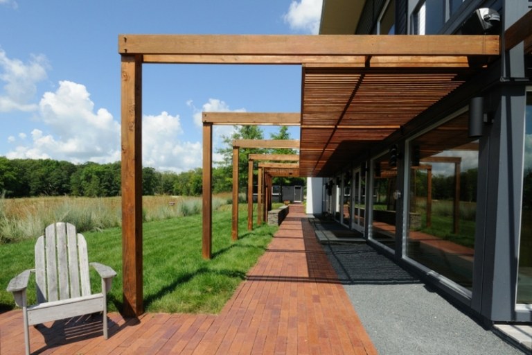 moderna-pérgula-casa-fachada-anexo-terraço-ladrilhos de terracota