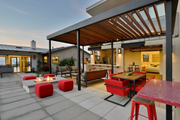 moderna-pérgola-vermelho-cadeiras-poltrona-estrutura de metal