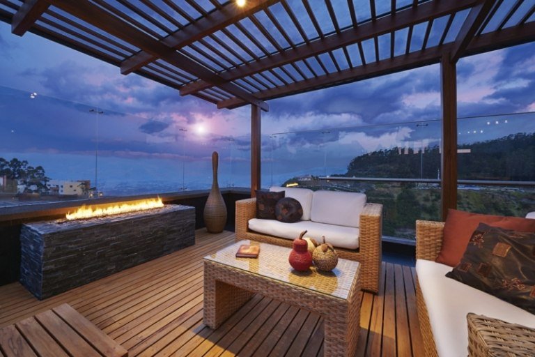 pérgula moderna-terraço-sofá-cesta-cesta-vidro-corrimão-lareira moderna