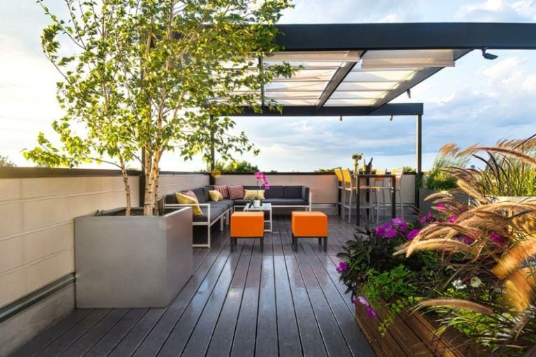 moderno pérgula terraço na cobertura-lounge-plantador-árvore-pregueada