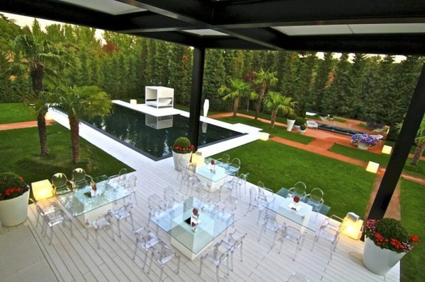 piscina com jardim moderno