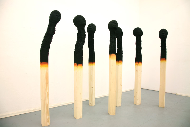 esculturas-modernas-faces-humanas-palitos-de-fósforos-arte-instalação-arte-queimada