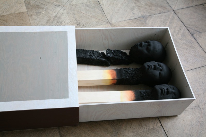 modern-sculptures-human-faces-matchstickmen-wood-match-art-installation