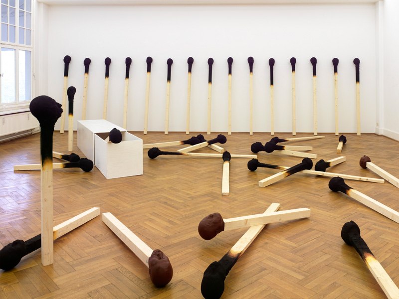 modern-sculptures-human-faces-matchstickmen-art-installation-gallery-berlin-wood