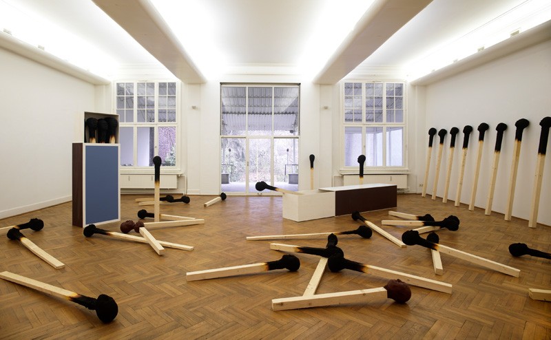 modern-sculptures-human-faces-matchstickmen-art-installation-gallery-berlich-room