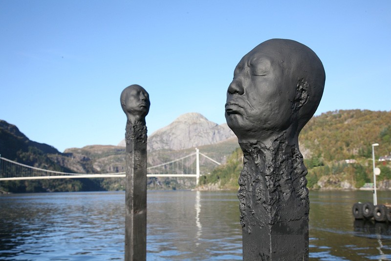 esculturas-modernas-faces-humanas-palito-de-fósforo-cabeça-preto-madeira-arte-espaço aberto
