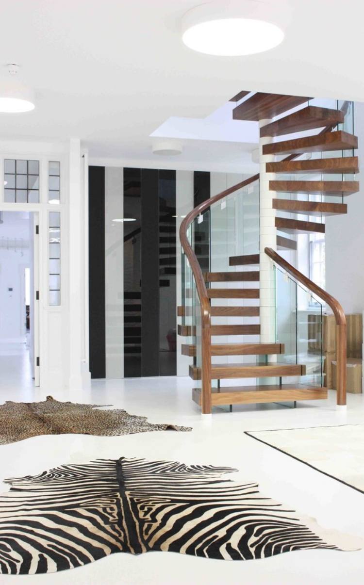 escada-espiral moderna-degraus-de-madeira-corrimão-de-vidro