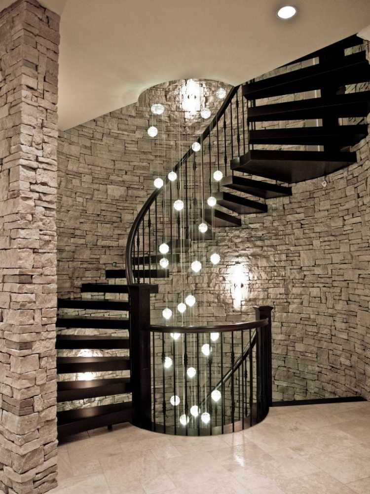 moderna-espiral-escada-madeira-preto-laqueado-bola-luzes decorativas-paredes de pedra natural