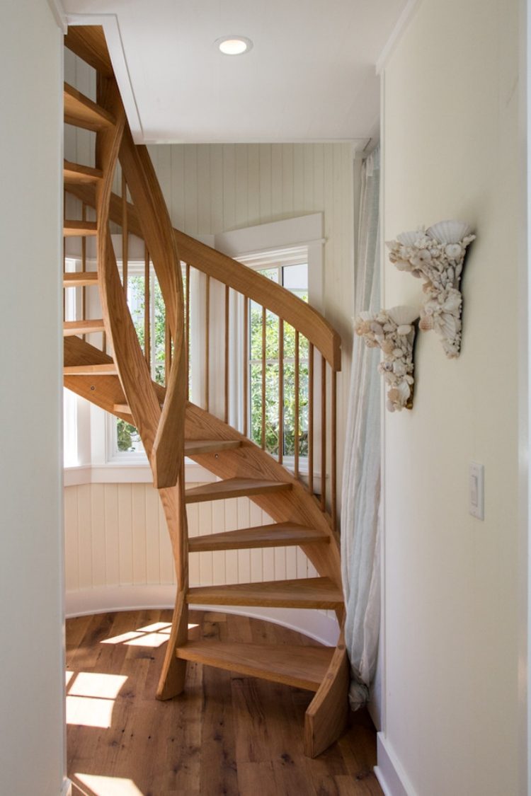 moderna-espiral-escada-madeira-corredor-parede-luzes-conchas