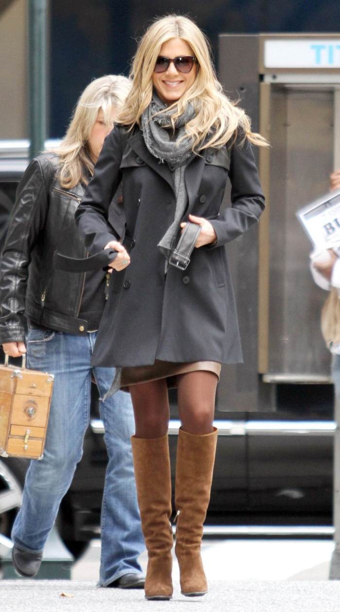 jennifer-aniston-winter-outfit-brown-camurça-boots-with-salto