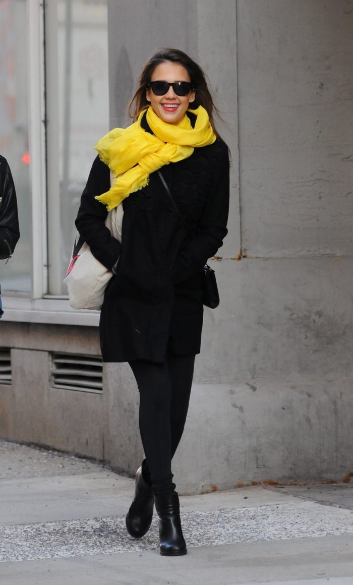 jessica-alba-inverno-estilo-casaco-preto-botas-de-couro-amarelo-lenço-acentuado