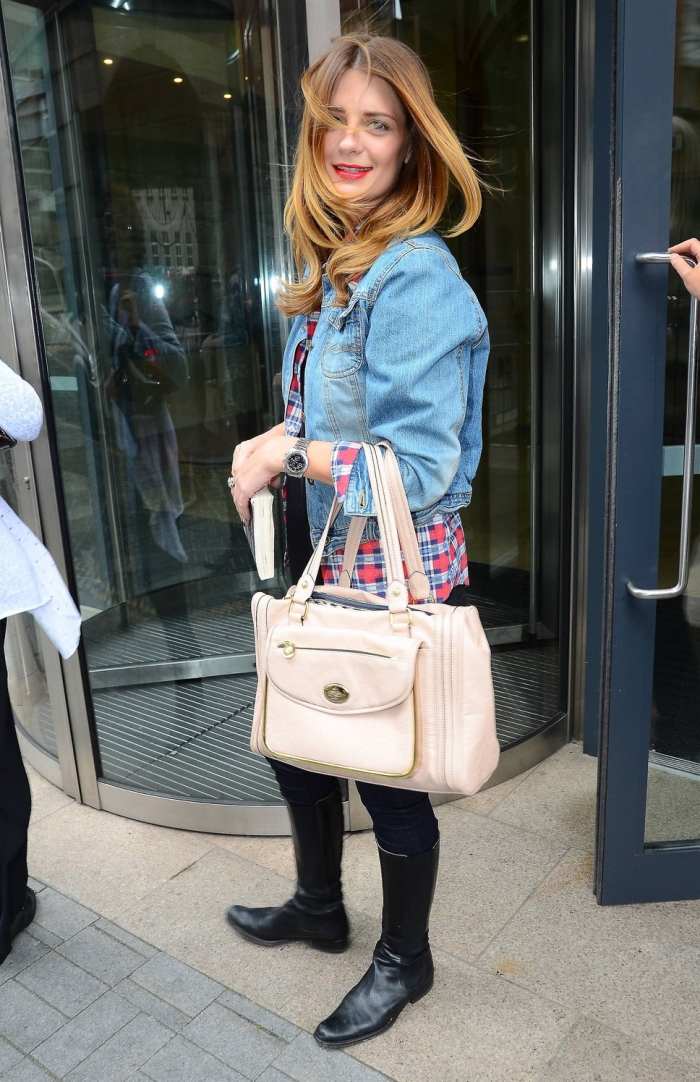 mischa-barton-black-smooth-couro-botas-jeans-camisa-jaqueta jeans-look de outono