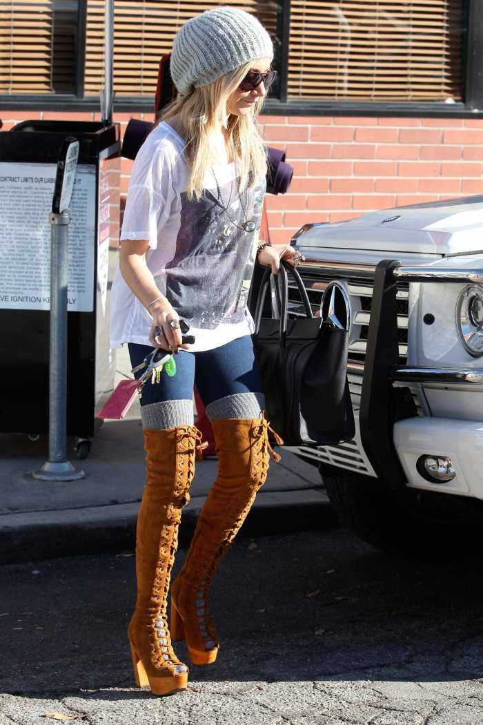 extravagante-acima-do-joelho-botas-com-atacadores-marrom-claro-open-toes-ashley-tisdale