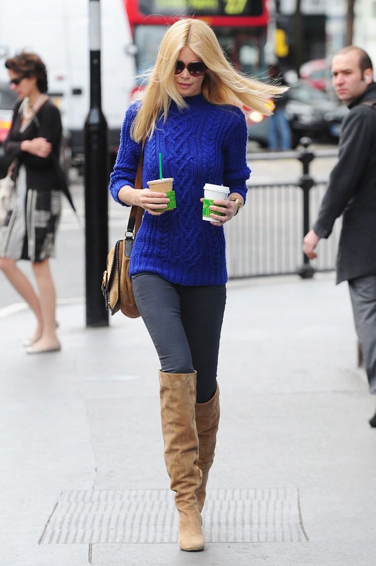 suéter-moderno-botas-tara-reid-veludo-bege-azul