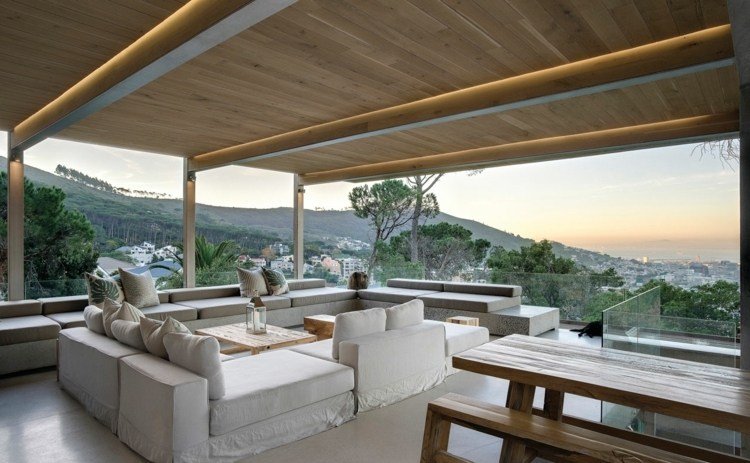 terraço-ideias-branco-salão-móveis-iluminação indireta-vigas de madeira