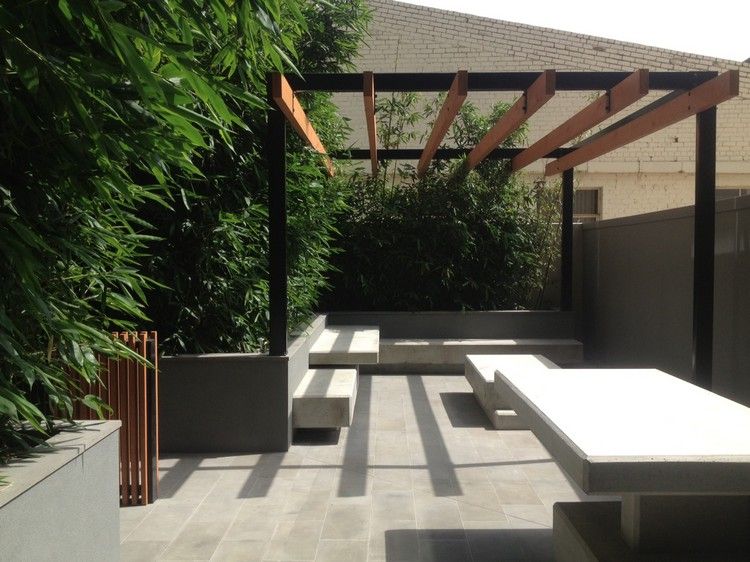 modernas-terraço-idéias-concreto-minimalista-pérgula-plantas de bambu