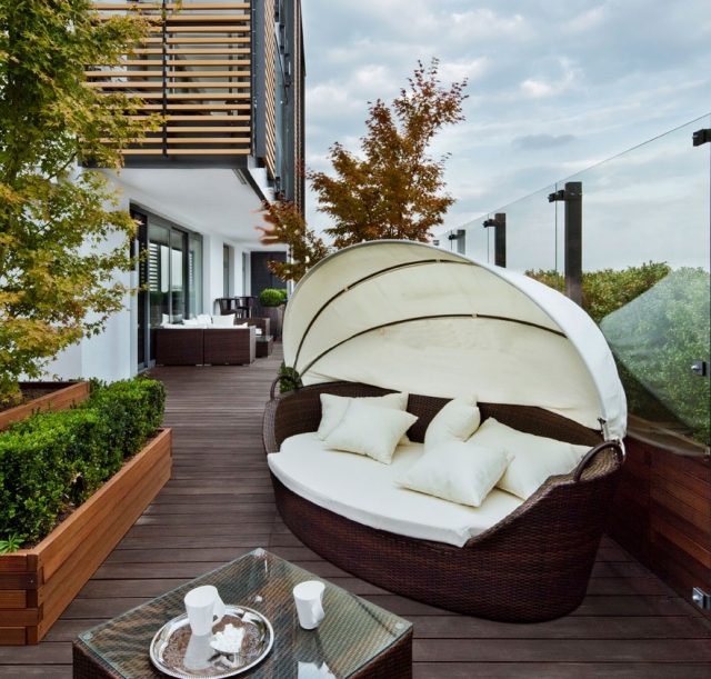 ideias de terraço plantador de madeira-rattan-lounge-cama-sol dossel