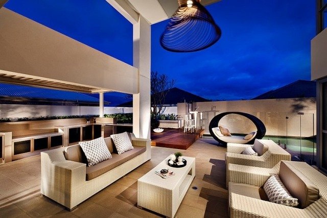 terraço coberto-branco-salão-móveis de vime