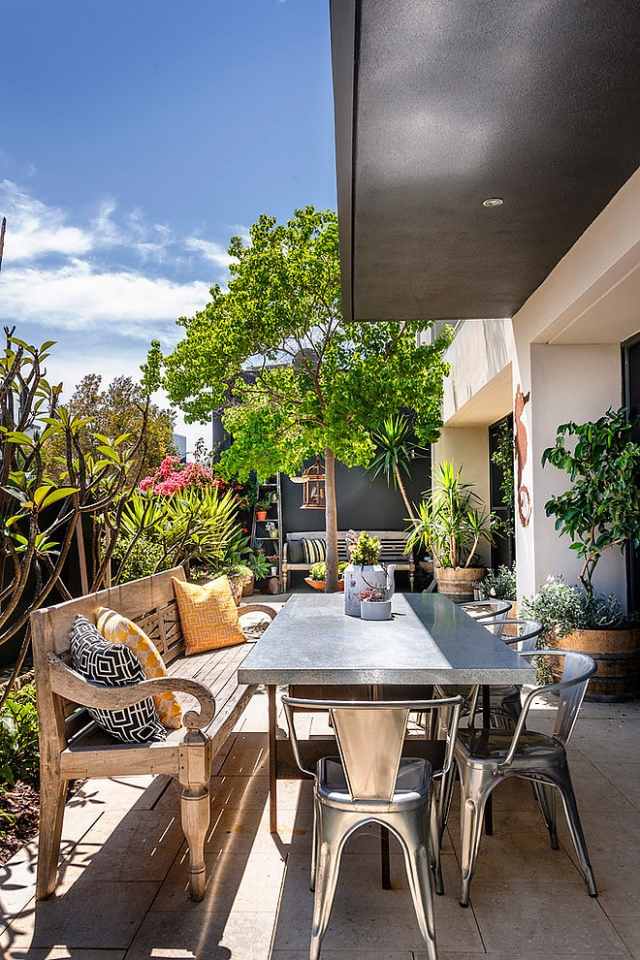 terraço-ideias-quintal-sala de jantar-cadeiras de metal-banco de madeira