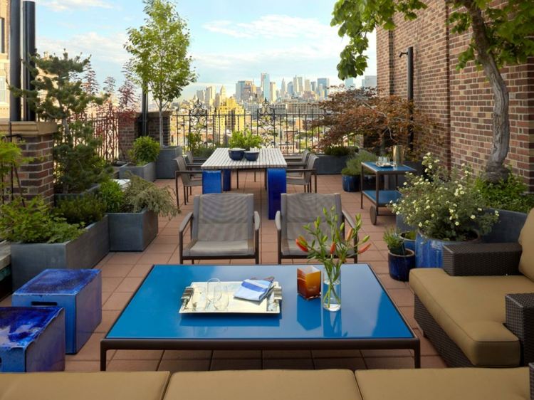 terraço ideias azul-acentos-móveis-terraço-terraço-almofadas bege