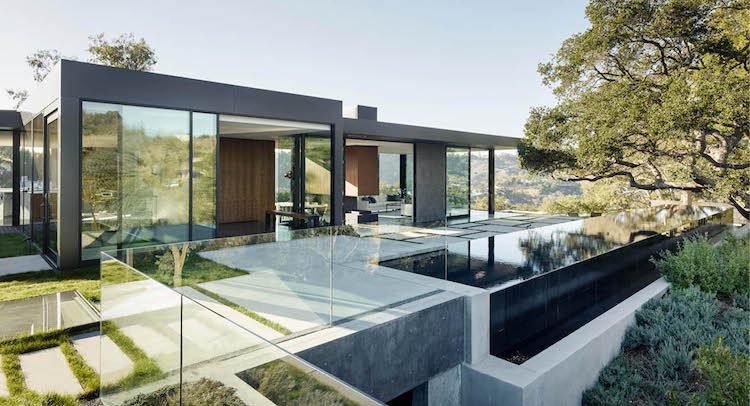 moderno-terraço-ideias-piscina infinita-concreto-grades de vidro