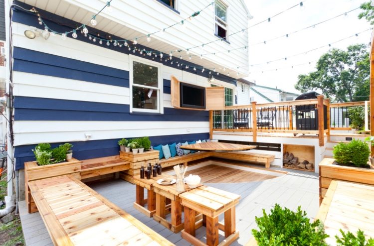 Design de terraço e jardim - madeira de lariço-assentos-parede-azul-cobalto-listras brancas-luzes de fada