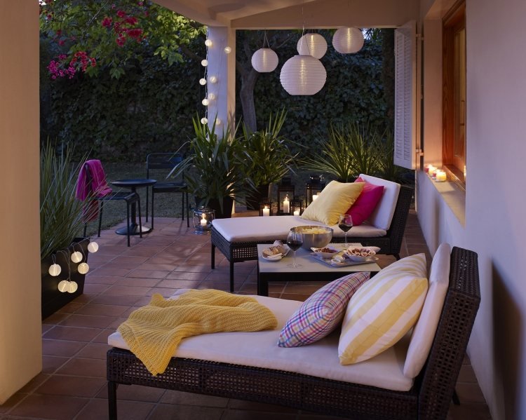 Design de terraço e jardim - azulejos - piso - espreguiçadeiras de jardim - vime - luzes de fadas - lâmpadas de papel