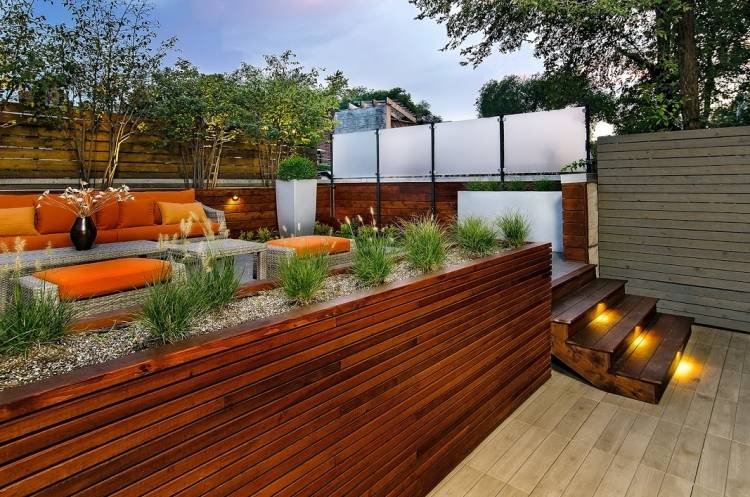 Terraço-design-diferentes-níveis-móveis de vime-laranja-assento-almofadas-divisória-parede-plantas