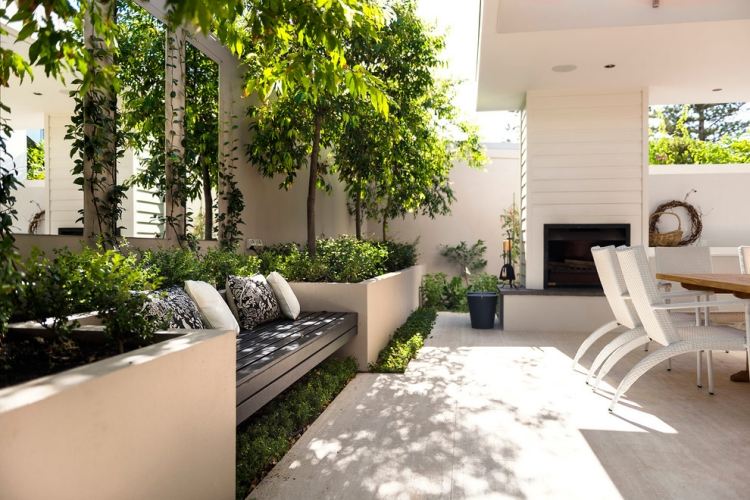 Projeto do terraço e do jardim - camas elevadas com paredes de tijolos e bancos cobertos com assentos