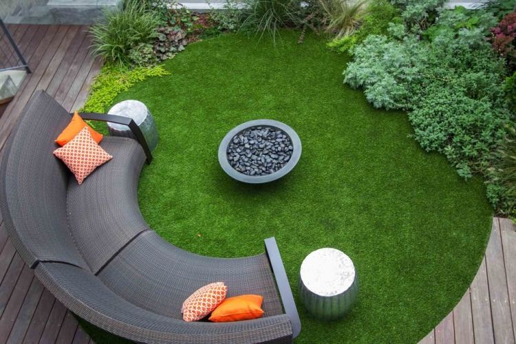 jardim design-madeira-terraço-grama-artificial-círculo-banco-vime-tigela de fogo
