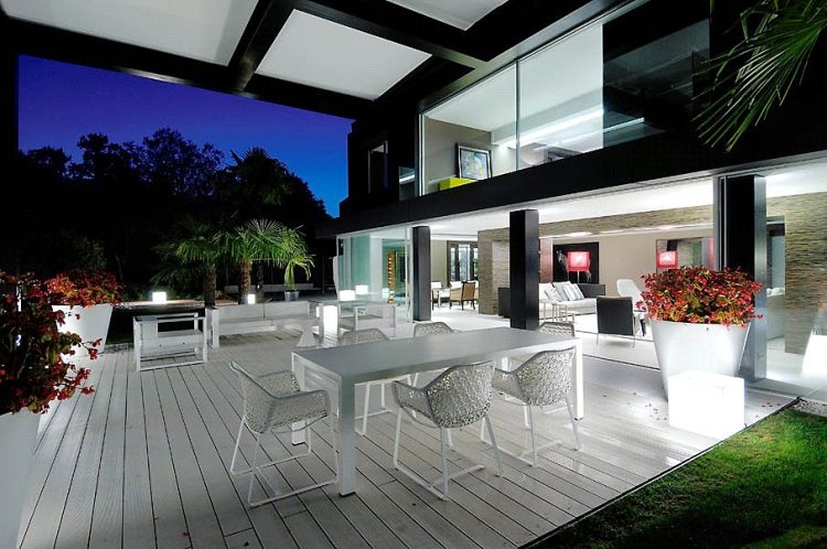 moderno-terraço-branco-móveis-led-luzes-cubo