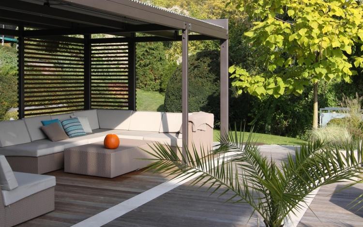 jardim design-terraço-aço-pérgola-taupe-móveis de vime